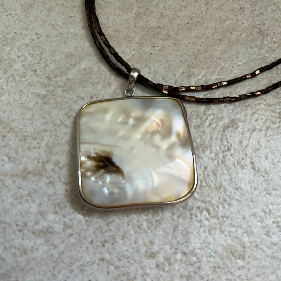 STUNNING Shell Pendant on Glass Beaded Necklace - Picture 3 of 3